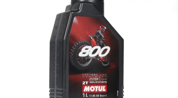 Motul 800 2T – wszystko, co musisz wiedzieć o oleju do silników dwusuwowych