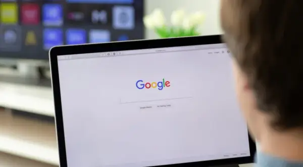 Jak podłączyć MacBooka do telewizora bezprzewodowo i uniknąć problemów