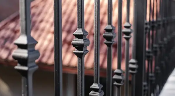 Czym pomalować balustradę metalową, aby uniknąć rdzy i zniszczeń?
