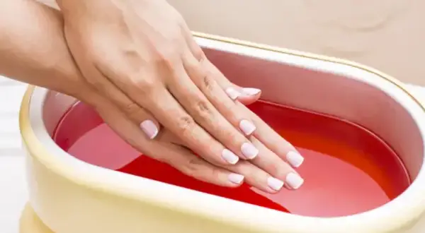 Parafina na dłonie przed czy po manicure? Oto prawda, którą musisz znać