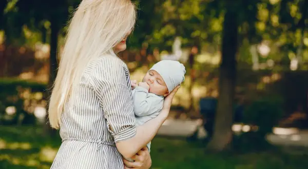 Kiedy zakładać dziecku czapkę? Porady dla rodziców na każdą porę