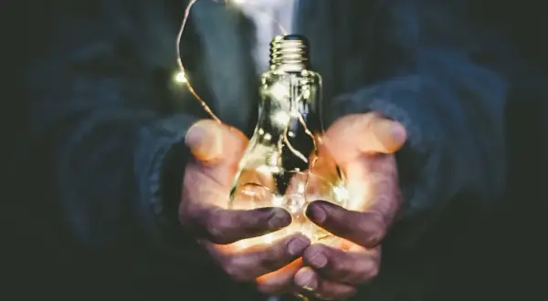Magazyn energii w firmie – zabezpieczenie przed blackoutem czy sposób na tańszy prąd?