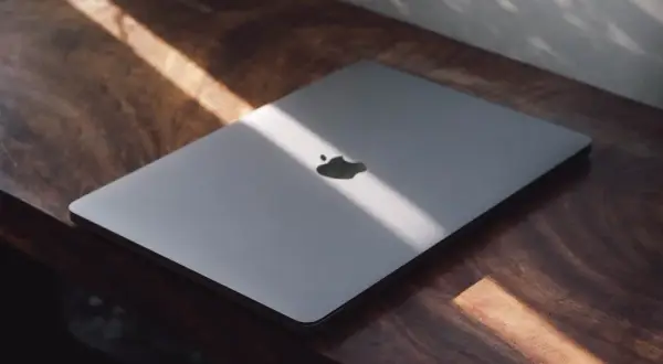 MacBook Pro 16 z M1 Pro i 32 GB RAM – dlaczego ten „stary” laptop wciąż bije na głowę większość nowych komputerów?