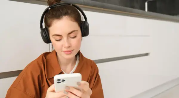 Spotify vs YouTube Music w 2026: co wybrać do słuchania w tle, a co do playlist?