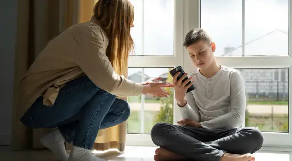 Czy gry losowe w internecie to dobry temat do rozmowy z nastolatkiem? Poradnik dla rodziców