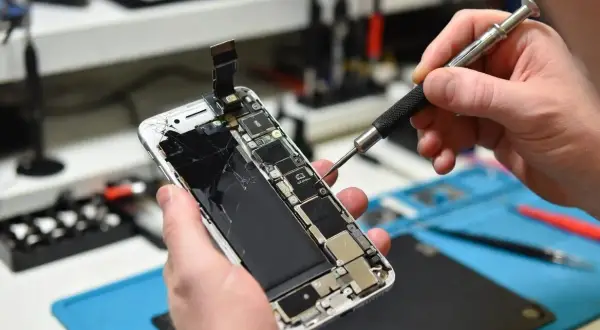 Naprawa płyty głównej w iPhone – dlaczego to tak skomplikowany proces?