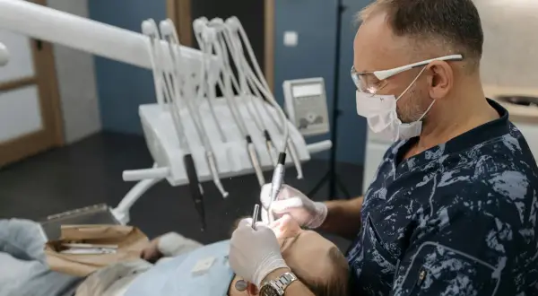 Najczęstsze problemy z zębami i dziąsłami – kiedy udać się do dentysty w Lublinie?