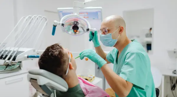 Jak dbać o zęby w domu między wizytami u stomatologa?
