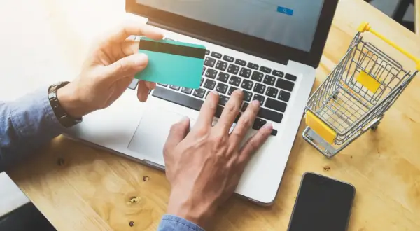Jak oceniać produkty znalezione w internecie: etykieta, skład i wiarygodność informacji