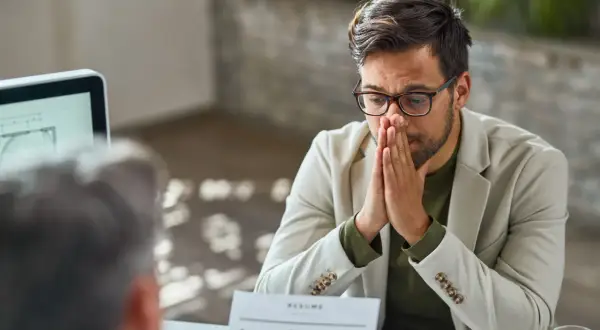 Męska twarz finansowej porażki: Jak radzić sobie ze stratą i chronić zdrowie psychiczne