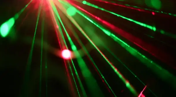 Pokaz laserowy na wydarzeniu — kiedy warto postawić na nowoczesną oprawę wizualną?