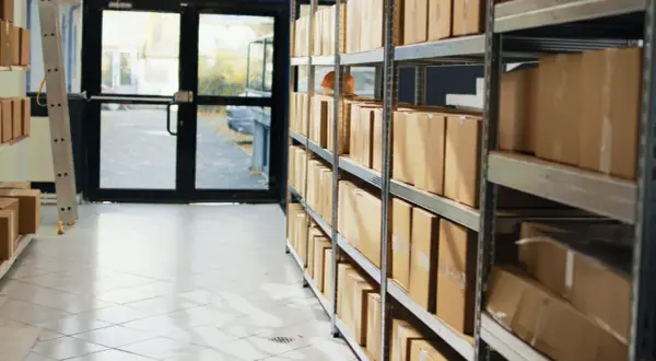 Z jakich materiałów produkuje się regały magazynowe i jak dobrać właściwy rodzaj?