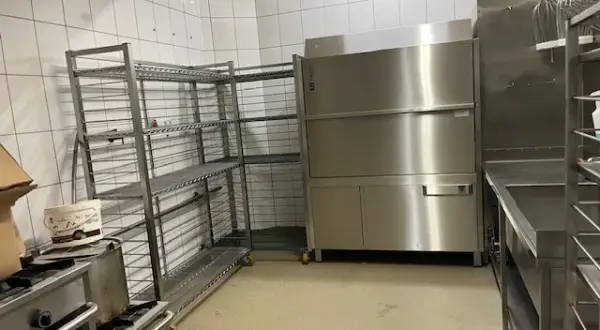 Modernizacja zaplecza gastronomicznego – kiedy wymienić meble ze stali nierdzewnej?