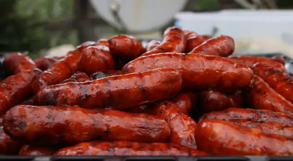 Kiełbasa na grilla: rodzaje i wskazówki dotyczące przyrządzania