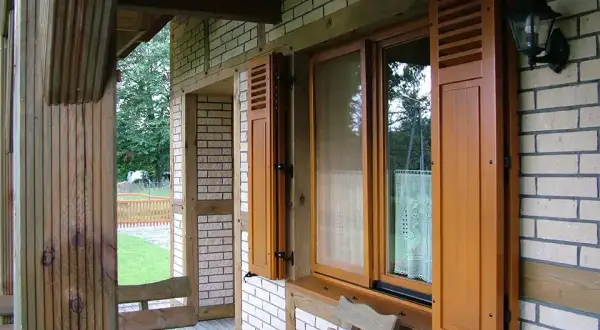 Jakie okna do domku letniskowego wybrać, aby uniknąć problemów z izolacją?