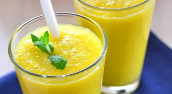 Co to jest smoothie owocowe i dlaczego warto je pić? Składniki i korzyści