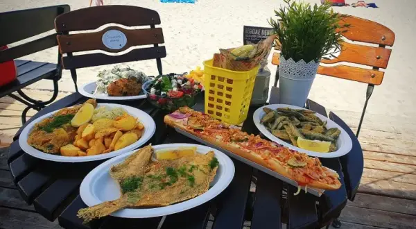 Gdzie zjeść w Dębkach? Najlepsze restauracje i smaki na wyciągnięcie ręki