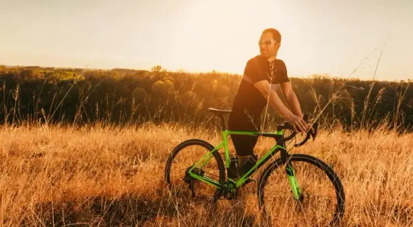 Rower gravel jaki wybrać? Kluczowe cechy i porady dla początkujących