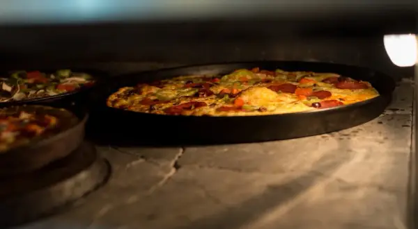 Ile piec pizzę na kamieniu, aby uzyskać idealny smak i chrupkość?