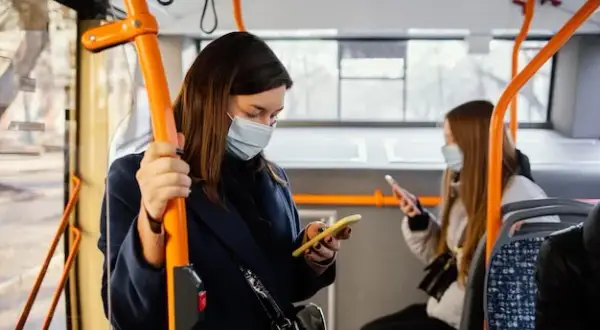 Ile osób może jechać w autokarze? Odkryj różnice w pojemności