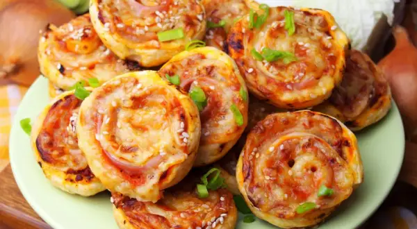 Pyszne pizzerinki z ciasta francuskiego – szybki i łatwy przepis na przekąskę