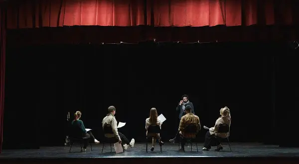 Czym jest teatr? Odkryj jego znaczenie i różnorodność form sztuki