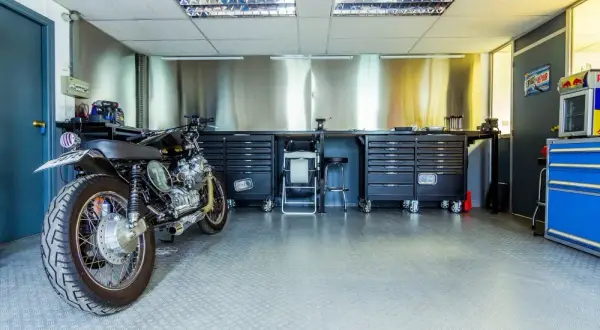 Co potrzebne do warsztatu motocyklowego? Kluczowe narzędzia i wyposażenie