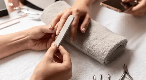 Co to jest manicure? Definicja, rodzaje i korzyści dla Twoich paznokci