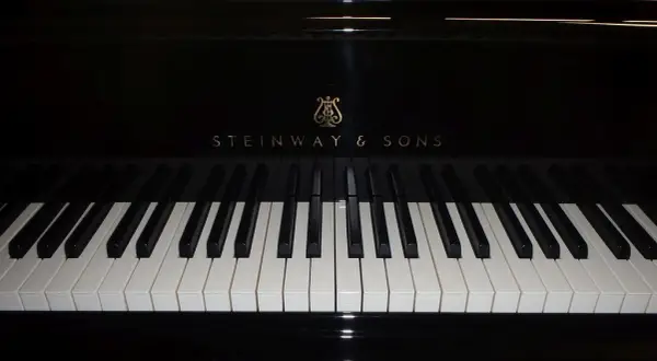 Ile kosztuje fortepian Steinway & Sons? Sprawdź ceny modeli używanych i nowych