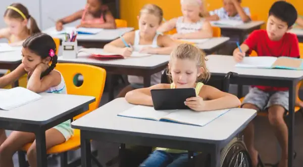 Czym jest klasa integracyjna? Cele, korzyści i zasady funkcjonowania w szkole