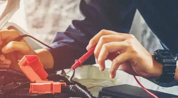 Ile zarabia elektryk samochodowy? Zaskakujące fakty o wynagrodzeniach