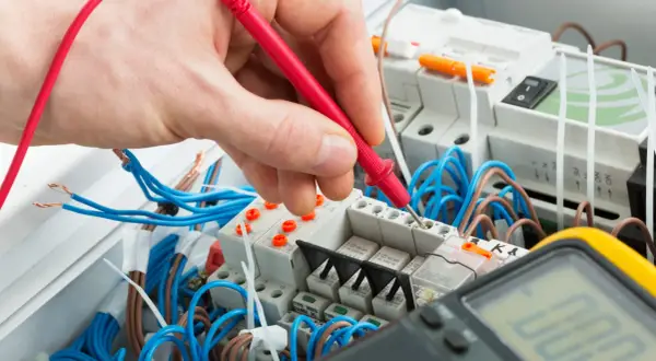 Ile kosztuje montaż rozdzielni elektrycznej? Sprawdź ceny i czynniki wpływające na koszt