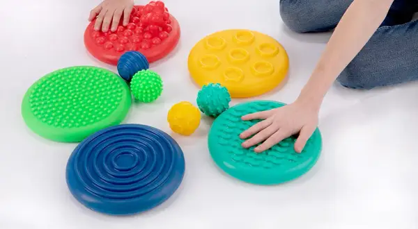 Zabawki sensoryczne: Jak wspierają rozwój dziecka i terapię?