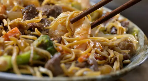 Makaron chow mein z czym jeść: najlepsze dodatki, które zaskoczą