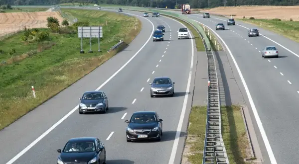 Wyprzedzanie prawym pasem na autostradzie – kiedy jest dozwolone i zabronione?
