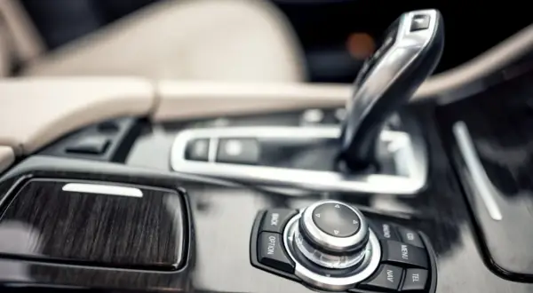 Automatyczne skrzynie biegów w BMW Serii 3: zalety, problemy i osiągi