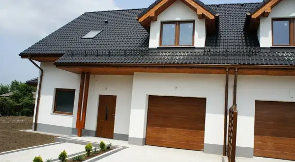 Jak dobrać idealną elewację do czarnego dachu i okien w kolorze złotego dębu?