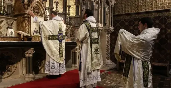 Kto może odprawiać mszę świętą? Odkryj tajniki kapłaństwa