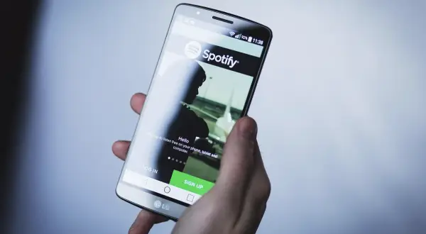 Ile można zarobić na Spotify? Przewodnik dla artystów 2025