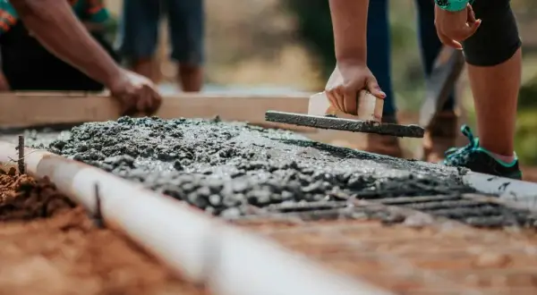 Ile koszt budowy budynku gospodarczego 35m2? Zaskakujące ceny i czynniki wpływające na koszty