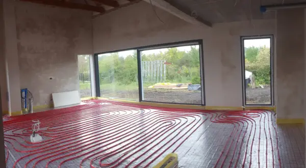 Co na ogrzewanie podłogowe w salonie? Wybierz najlepsze materiały i rozwiązania