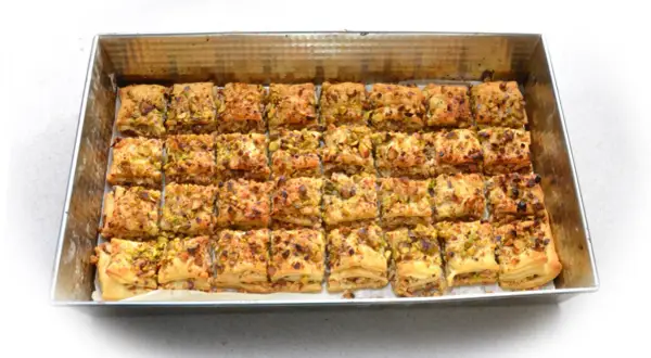 Baklava z ciasta francuskiego – prosta i pyszna alternatywa dla tradycyjnej wersji