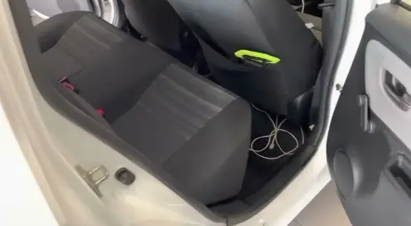 Jak łatwo rozłożyć tylną kanapę w Toyota Yaris: krok po kroku z poradami