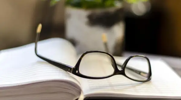 Zwrot za okulary - na kogo wystawić fakturę, aby uniknąć problemów?