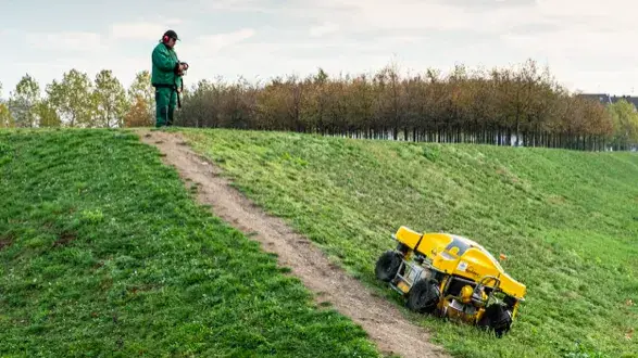 Robot koszący zaoszczędzi Ci dziesiątki godzin pracy. Jak wybrać odpowiednie urządzenie?