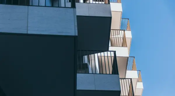Balkon jako źródło energii – czy mini instalacje fotowoltaiczne się opłacają?