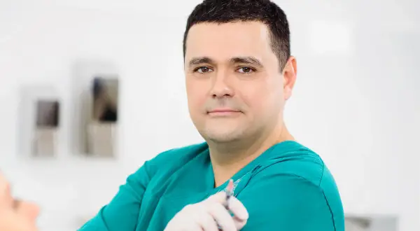 Dr Marcin Ambroziak - ile ma lat? Fakty o uznanym lekarzu dermatologu