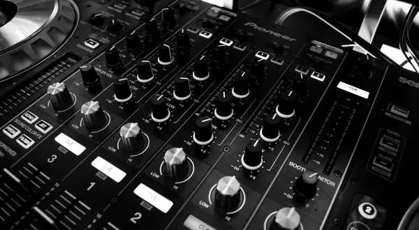 Gdzie pobrać podkłady muzyczne? Najlepsze źródła i porady prawne
