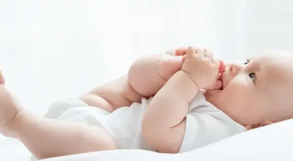 Jak stymulować rozwój 6 miesięcznego dziecka przez zabawę i ćwiczenia