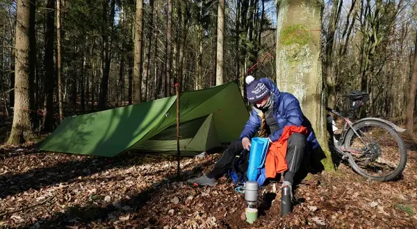 Najlepszy namiot na wyprawę rowerową – jak wybrać lekki i wytrzymały model?